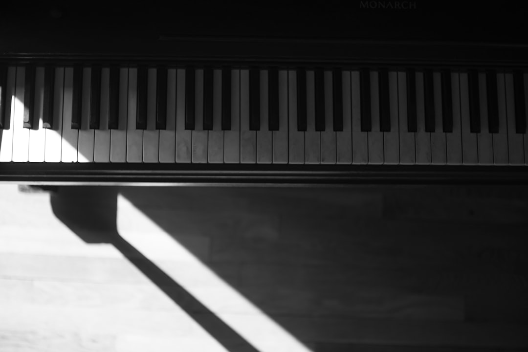 Cuffie sul tavolo vicino a un pianoforte