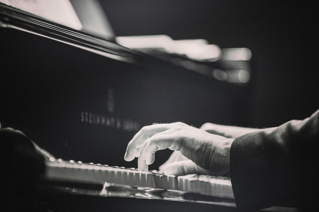 Dettaglio di dita su una tastiera di pianoforte