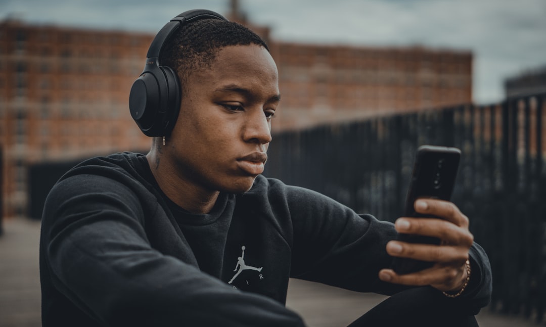 Persona che ascolta musica in pace a occhi chiusi