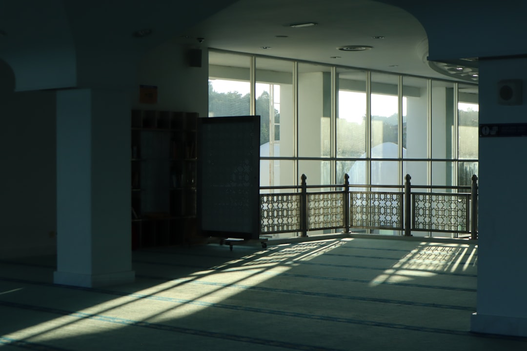 Un raggio di luce illumina un tappetino da meditazione in una stanza silenziosa