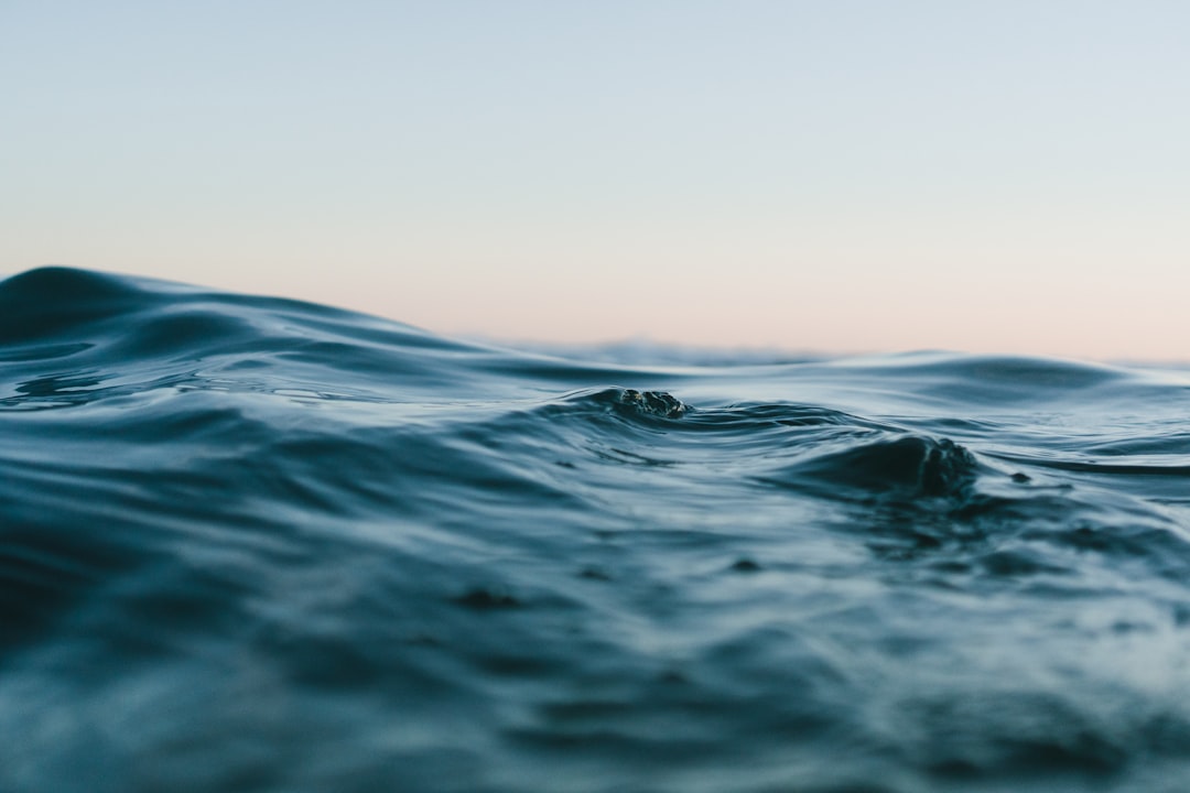 Onde del mare calme, metafora del flusso interiore