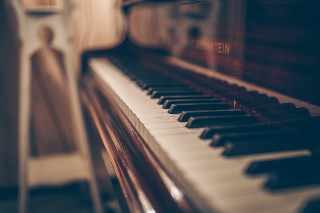 Un pianoforte in penombra, simbolo di riaccordatura interiore
